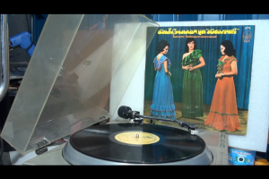 1 แผ่นเสียง 12นิ้ว AW5 สุนทราภรณ์ สังคมราตรี แผ่นNMริ้วรอยบาง เสียงรบกวนน้อยนิด ไม่มีรอยลึก แผ่นล้างทำความสะอาดแล้ว ปกVG++มีตำหนิขอบนิดหน่อย ขอบไม่ขาด สันไม่ทะลุ