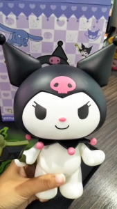 [พร้อมส่ง] โมเดล คุโรมิ ถือกุญแจ Kuromi ตัวใหญ่ ความสูง 23 ซม. มีกลิ่นหอม! ขยับจัดท่าทางได้