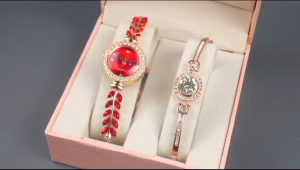 Jam Tangan Serut Wanita Analog Stainless Steel