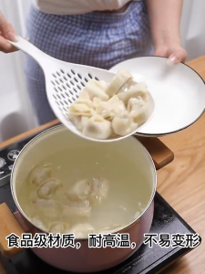 Muôi Vớt Đồ Ăn Dạng Lưới Kiểu Chiếc Lá - Muỗng Thủng Nhựa Nhúng Đồ Ăn Rau Củ Mì