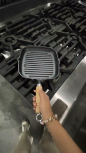 22 cm Cast Iron Skillet with Grill (Striped and Wood Handle)