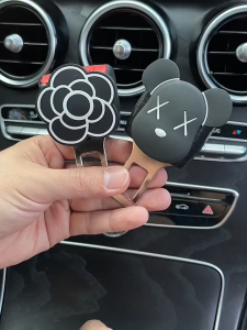 1 Pair Universal Car Seat Belt Clip with Cute Cartoon PatternCar Seat Belt Buckles Alarm Silencer to Cut Off Alarms