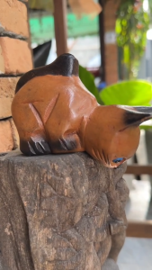 แมวไม้ แกะสลัก แมวก้มมอง สูง 4นิ้ว ตุ๊กตาแมว โมเดลแมว ของตกแต่งบ้าน ของขวัญ น่ารัก แฮนด์เมด มีชีวิตชีวา เหมือนจริง