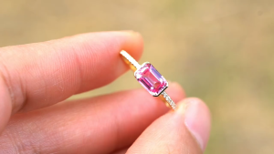 Montagne Jewelry customization 18k Pure Gold Ring Diamond Inset Fine Jewellery Natural 1 Carat Pink Sapphire Ring