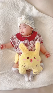 หมอนกันสะดุ้งแบบสายรัด หมอนมือกันสะดุ้ง ฟรีสายชาร์จ มีรีโมทคอนโทรลระยะไกล ปรับระดับได้ มือตบก้นเด็กอัตโนมัติ