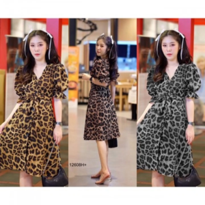B12608 เดรสกระดุมผ่าหน้าลายเสือผูกเอวDress with buttons and front slit tiger print tied at the waist.