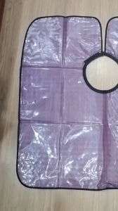 Áo choàng làm hóa chất nhuộm tóc cắt tóc bằng nhựa dẻo dể dàng vệ sinh  không bị mùi hôi (2 màu tímxám ngẩu nhiên)