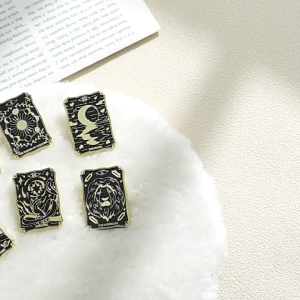 Ghim cài huy hiệu hình thẻ bài Tarot mới nhất 2024