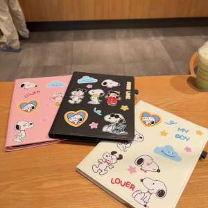 ⭐24 ชั่วโมงส่ง⭐Snoopy สติ๊กเกอร์ เคส for iPad air7 2025 11 pro 2024 11 Gen11 10 10.9 2022 Gen9 10.2 เคสไอแพด Air4 5 6 Case การหมุน360