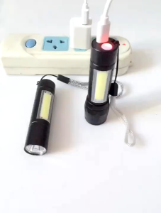 Senter Mini Lampu Kuat Pertahanan Diri USB Isi Ulang Multifungsi Rumah Luar Ruangan Jarak Jauh LED Zoom Lampu Samping Lampu Buk