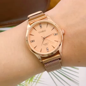 นาฬิกาข้อมือผู้หญิง แฟชั่น สายแม่เหล็ก ดูเวลาง่าย พร้อมกล่องแบรนด์แถมฟรี