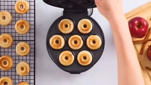 เครื่องทำโดนัทจิ๋ว(สินค้าพร้อมส่ง) กระทะโดนัทไฟฟ้า เครื่องทำขนม ขนาดเล็ก 6/7 หลุม ใช้งานง่าย ทำงานอัตโนมัติ รับประกัน 1 ปี