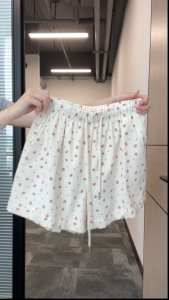 GHAOHES สไตส์แบบหวานเซกซี่ ลายดอก กางเกงสั้นกระบอกใหญ่ เอกลักษณ์ ผูกเชือก ยืดหยุ่น เอวสูงดูผอม กางเกงลำลอง(2018)