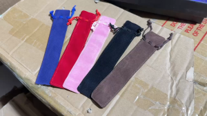 ซองใส่ปากกา ผ้ากำมะหยี่หนา แบบมีเชือกรูด ใส่ปากกาของขวัญ ขนาด 17.5*3.3 ซม. พร้อมส่ง