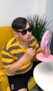 Dụng cụ tỉa lông mũi cầm tay cao cấp tiện dụng  an toàn làm bằng thép không gỉ .