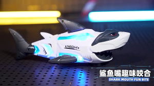 Mainan Hiu Mekanik Roda Universal Listrik Anak-anak/Model Hiu Lampu Dan Musik/Hiu Merangkak Listrik Mainan