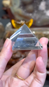 high grade crystal clear pyramid 💯天然高品净体白水晶金字塔   白水晶金字塔：息灾，消业，求财，消负能量，提高正能量，放床头带来好运。  金字塔有极强的聚集宇宙能量漩涡的能力，能将财富、旺气从四面八方凝聚在它的四周盘旋不散。  金字塔形的构造物，其内部产生着一种无形的、特殊的能量，故称之为金宇塔能。 避邪镇宅、净化心灵，摆在财位或气旺处，避邪护身之功效。  高(Height): 3cm  宽(Width): 3.5x3.5cm  重(Weight): 44g