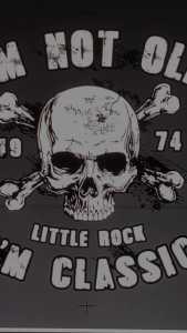 เสื้อยืด คอกลม แขนกุด ผ้าดำฟอก Little Rock ลาย I’M NOT OLD I’M CLASSIC ผ้าเนื้อนุ่ม ใส่สบาย เหมาะกับทุกฤดู ใส่ออกกำลังกายก็ดี มีสไตล์ ใส่ได้ทั้ง ผู้หญิง ผู้ชาย มีถึงขนาดใหญ่ ของแท้ สินค้าพร้อมจัดส่ง