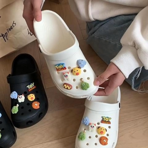 QJshop ส่งไวอยู่ไทย รองเท้าแตะแฟชั่นแบบสวม พื้นหนาแค่1นิ้ว นิ้ม สวมใส่สบาย แมทช์กับชุดไหนก็เข้า มาพร้อมเซ็ทตัวติดการ์ตูนให้เลย ราคาน่ารักมากต้องจัดแล้ว