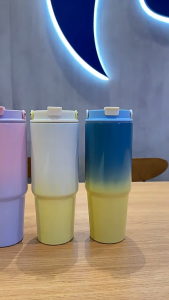 BOTOL TERMOS TUMBLER TAHAN PANAS SUS 304 WITH HANDLE 2 CARA MINUM/TUMBLER GRADASI 900ML HN 153