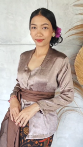 Setelan Kebaya Shimmer Cokorda dan Bawahan Kamen Jadi Knit Stretch Selendang Modern Bali