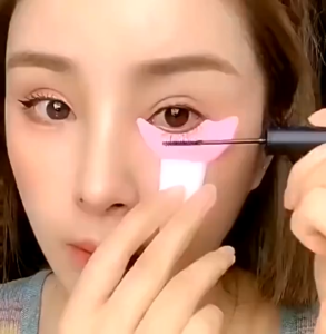 Eye Makeup Auxiliary Bezel Smudge proof Eyelash Eyeliner Helper Multifunctional