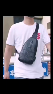 Beg Crossbody Dada Sling Pouch dengan Lubang Fon Telinga   Crossbody Bag Chest Shoulder Sling Pouch with Earphone Hole