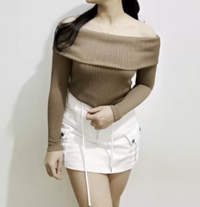 OLA SABRINA || ATASAN KNIT WANITA LONG SLEEVE SABRINA KNIT TOP OFF SHOULDER\\n\\n Apa Itu Atasan Knit Wanita Long Sleeve?\\nAtasan knit wanita long sleeve Sabrina Knit Top Off Shoulder adalah pakaian atasan yang dibuat dari bahan knit berkualitas tinggi. Desainnya yang fashionable membuatnya cocok untuk berbagai acara sehari-hari, mulai dari acara formal hingga santai. Bahan knit yang digunakan sangat nyaman dan tahan lama, sehingga Anda dapat menggunakannya dalam jangka waktu yang lama tanpa khawatir akan rusak atau menurun kualitasnya.\\n\\n Bahan Knit Nyaman & Tahan Lama\\nBahan knit yang digunakan dalam pembuatan atasan ini sangat nyaman dan tahan lama. Bahan ini memiliki sifat yang lembut dan fleksibel, sehingga dapat menyesuaikan diri dengan bentuk tubuh Anda. Selain itu, bahan knit juga mudah dicuci dan tidak mudah berubah warna atau robek.\\n\\n Desain Fashionable untuk Acara Sehari-hari\\nSabrina Knit Top Off Shoulder memiliki desain yang fashionable dan elegan, sehingga cocok untuk berbagai acara sehari-hari. Desain off shoulder membuat Anda tampil lebih anggun dan feminin, sementara long sleeve memberikan kehangatan ekstra saat cuaca dingin. Atasan ini juga tersedia dalam berbagai warna dan ukuran, sehingga Anda dapat memilih yang sesuai dengan selera dan bentuk tubuh Anda.\\n\\n Ukuran & Ukuran yang Tersedia\\nPenting untuk memilih ukuran yang tepat agar atasan Sabrina Knit Top Off Shoulder terlihat sempurna pada tubuh Anda. Untuk membantu Anda memilih ukuran yang tepat, berikut adalah beberapa tips mengenai cara memilih ukuran dan cara mengukur badan dengan benar.\\n\\n Cara Memilih Ukuran yang Sesuai\\nUntuk memilih ukuran yang sesuai, pertama-tama periksa tabel ukuran yang disediakan oleh produsen. Tabel ukuran biasanya mencantumkan detail seperti lebar dada, panjang lengan, dan panjang atasan. Bandingkan ukuran tersebut dengan ukuran badan Anda untuk menentukan ukuran yang tepat.\\n\\n Tips Mengukur Badan dengan Benar\\nUntuk mengukur badan dengan benar, gunakan meteran atau tali pengukur. Mulailah dengan mengukur lebar dada Anda dari satu bahu ke bahu lainnya. Kemudian, ukur panjang lengan Anda dari bahu hingga ujung jari tangan. Terakhir, ukur panjang badan Anda dari leher hingga pinggang.\\n\\n Cara Menyimpan & Merawat Atasan Knit Wanita Long Sleeve Sabrina\\nUntuk menjaga kualitas dan tampilan atasan Sabrina Knit Top Off Shoulder tetap bagus, penting untuk menyimpan dan merawatnya dengan benar. Berikut adalah beberapa langkah-langkah yang dapat Anda lakukan untuk menjaga atasan Anda tetap terlihat baru dan awet.\\n\\n Langkah-langkah Menyimpan dengan Benar\\nUntuk menyimpan atasan Sabrina Knit Top Off Shoulder dengan benar, jangan lipat atau gantungnya di tempat yang lembab atau panas. Sebaiknya gantung atasan di lemari pakaian Anda dengan hanger yang lembut, atau lipat dengan rapi di dalam kotak pakaian. Jangan simpan atasan di tempat yang lembab atau panas, karena hal tersebut dapat menyebabkan kerusakan pada bahan.\\n\\n Tips Merawat Agar Tetap Tahan Lama\\nUntuk menjaga atasan Sabrina Knit Top Off Shoulder tetap tahan lama, hindari mencucinya dengan mesin cuci. Sebaiknya cuci atasan dengan tangan menggunakan deterjen yang ringan dan hangat. Setelah dicuci, jemur atasan di tempat yang teduh dan angin, jangan langsung dijemur di bawah sinar matahari langsung. Jika perlu, gunakan pelembut pakaian untuk menjaga tekstur bahan tetap lembut dan halus.\\n\\nSekarang Anda telah mengetahui tentang atasan Sabrina Knit Top Off Shoulder, bagaimana cara memilih ukuran yang tepat, dan cara merawat atasan tersebut dengan benar. Semoga informasi ini membantu Anda dalam memilih dan merawat atasan Anda dengan baik. Selamat berbelanja!\n}