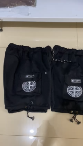 Celana Cargo Pendek Pria Wanita Warna Hitam Bahan Katun Fleece Gramasi 280 Terlaris Kota Bandung Short Pants Cowok Cewek Model Kantong Samping Tali Serut Di Paha Motif Stone Island