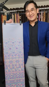 21.ผ้าไหมแกมฝ้าย ผ้าทอทั้งผืน ลายแพรวาฉัตรสวรรค์สีเทา