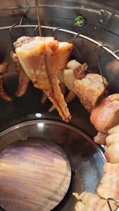 หมูกรอบ JOOK JUNG (จุกจัง) พร้อมน้ำจิ้ม