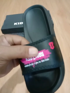 KIDZTUBS Sandal Anak Laki-Laki Karet Slipper Slide Selop Slipon Jepit Karakter Warna Hitam Usia 6-10 Tahun-Sendal2017081324