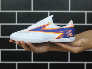 SPECIFIC.CO Sepatu Futsal Pria specs accelator Olahraga Pria Out Door putih ping