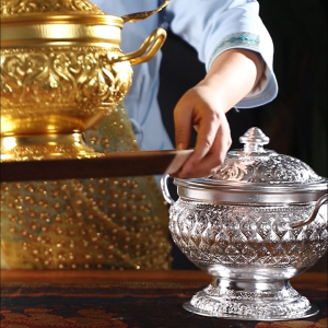 ภาชนะอาหารไทย หม้อหุงข้าวเท้าสูง หม้อทำของหวาน เครื่องดื่มเย็น ๆ หม้อต้มยำกุ้งสวยงาม หม้อสำหรับทำกับข้าว หม้อซุปทอง หม้อเงิน อ่างล้างหน้าสีเงิน