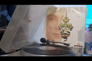 1 แผ่นเสียง 12นิ้ว B9 ดอชะดา แผ่น VG+ ริ้วรอยบาง เสียงรบกวน ปก VG+ มีตำหนิขอบนิดหน่อย ขอบไม่ขาด สันไม่ทะลุ