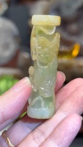 burma jadeite 💯天然缅甸翡翠黄白老玉飘绿 ➡️🐲龙柱吊坠 长: 5.8cm 宽: 1.6cm 重: 33g