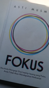 Fokus : jika anda mengejar dua layang-layang yang putus anda tidak akan mendapatkan keduanya