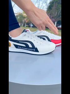 รองเท้าผ้าใบลายตัวอักษรสำหรับผู้ชายสไตล์เกาหลีแฟชั่น ทำจากวัสดุ PU นุ่ม สบาย เหมาะสำหรับใส่เดินและเล่นกีฬาอื่นๆ