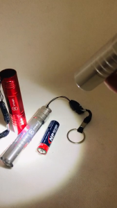 Đèn pin LED cầm tay siêu sáng CYX-551 dùng 1 viên pin tiểu AA thiết kế nhẹ nhàng dễ sử dụng để chiếu sáng tìm kiếm đồ vật [tặng kèm móc khoá và pin] màu ngẫu nhiên