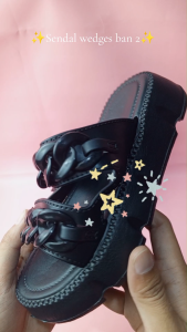 Sandal Wedges Anak Perempuan Variasi Rantai 2204-5 (24-35) & Sandal Ban Dua Variasi Motif Rantai