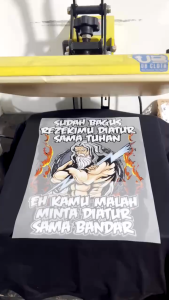 Kaos Slot Kata sudah bagus rezekimu diatur Sama Tuhan Eh Kamu Malah Minta diatur Sama Bandar / Baju Distro Keren Terbaru