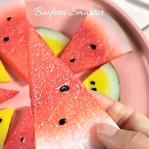 แตงโมปลอม สีแดง เหลือง ผลไม้ แตงโม เหมาะสำหรับตกแต่งร้านค้า จานอาหารบนโต๊ะ หรือใช้เป็นพรึ่งพอผลิตภัณฑ์