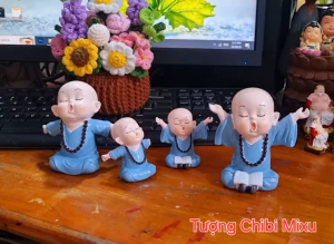 Tượng chú tiểu áo xanh 02 mẫu ngồi vươn vai thư giãn