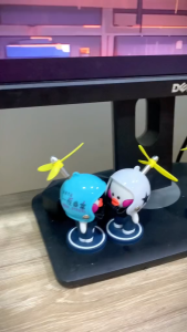 Doremon gắn xe máy xe đạp ô tô gắn mũ bảo hiểm Doraemon đội mũ bảo hiểm chong chóng có đèn phát sáng. Trang trí xe