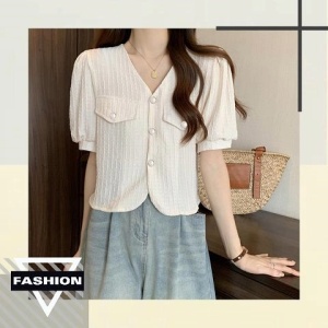 QDshop Hot เสื้อแฟชั่นสำหรับผู้หญิง คอวี แต่งกระดุมหน้า เนื้อผ้าไม่หนาไม่บางใส่สบายสุดๆ แมทช์ง่ายมาก ไม่ตำไม่ได้แล้วน้าาา