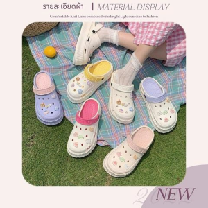 DMshoes ใหม่ รองเท้าแตะแฟชั่น ทรงหัวโตสุดฮอตใส่กันเยอะมาก รุ่นนี้เสริมส้นสูง 2.5 นิ้ว วัสดุยางน้ำหนักเบาใส่เดินสบายเท้า มีหลายสีให้เลือกและชุดตัวติดลายการ์ตูนไม่ต้องซื้อแยกแถมให้เลย