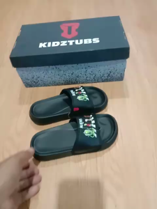 KIDZTUBS Sandal Anak Laki Laki Karet Slipper Slide Selop Slipon Jepit Karakter Warna Hitam Usia 6-10 Tahun-Sendal2021081424