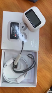 หูฟังบลูทูธพร้อมจอทัชสกรีน หูฟังไร้สาย เสียงดี นุ่ม ลดเสียงรบกวน แบตใช้ได้นาน TWS สีขาว แถมสายห้อย หูฟัง ทำทุกอย่างผ่านกล่อง