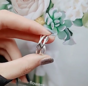 Pinapple ส่วนบุคคลแหวนนิ้วชี้สไตล์เย็นสำหรับผู้หญิงแหวนตัวอักษรภาษาอังกฤษที่เรียบง่ายแหวนข้ามย้อนยุค