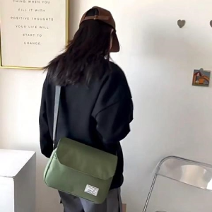 Tsion มาใหม่ กระเป๋าสะพายไหล่แฟชั่น รุ่นนี้ทรงเท่ห์มาก ใส่ของได้เยอะจุใจ สะพายได้แบบสะดวก ทำความสะอาดง่าย ทนทาน ไม่แพง ชอบก็แค่ซื้อ ของมันต้องมีน๊าาา